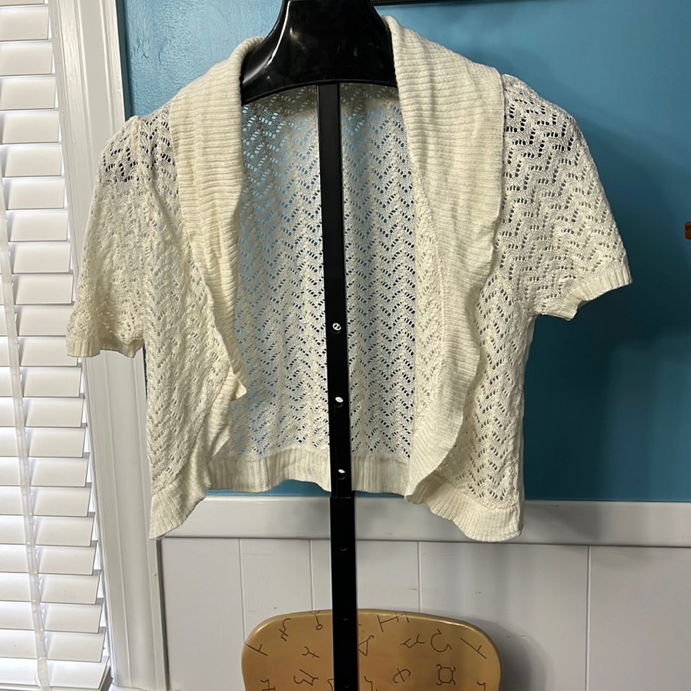 Light weight Cream crochet lace short sleeve cardigan/shrug